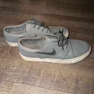 Nike Men's Gray Sneakers with Black Swoosh